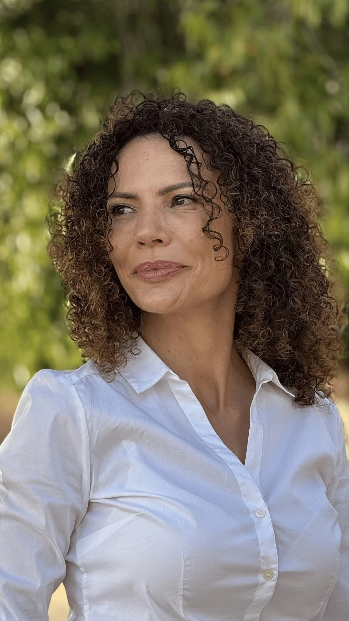 מיכל בן חיון, בחולצה לבנה מכופתרת